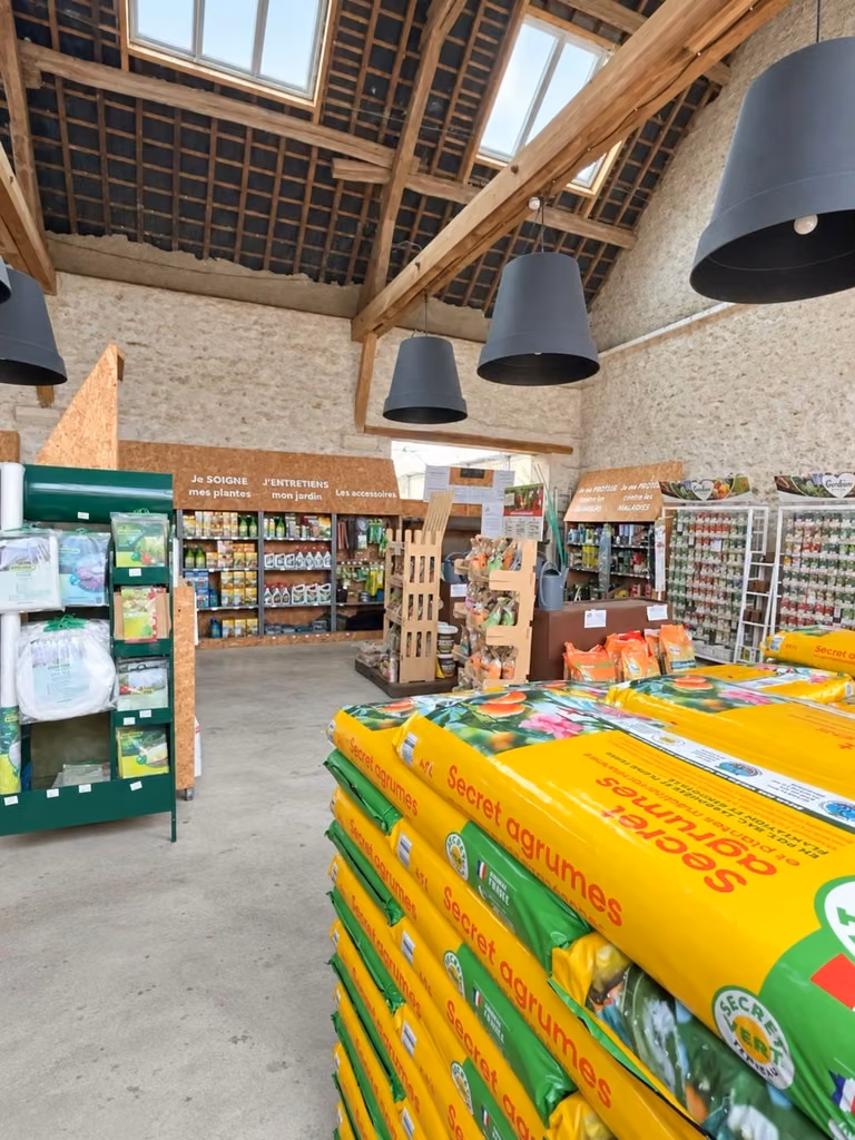 Sacs et rayonnages de produits de jardinage dans le magasin