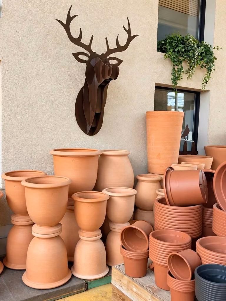 Pots et poteries en terre cuite exposés en magasin