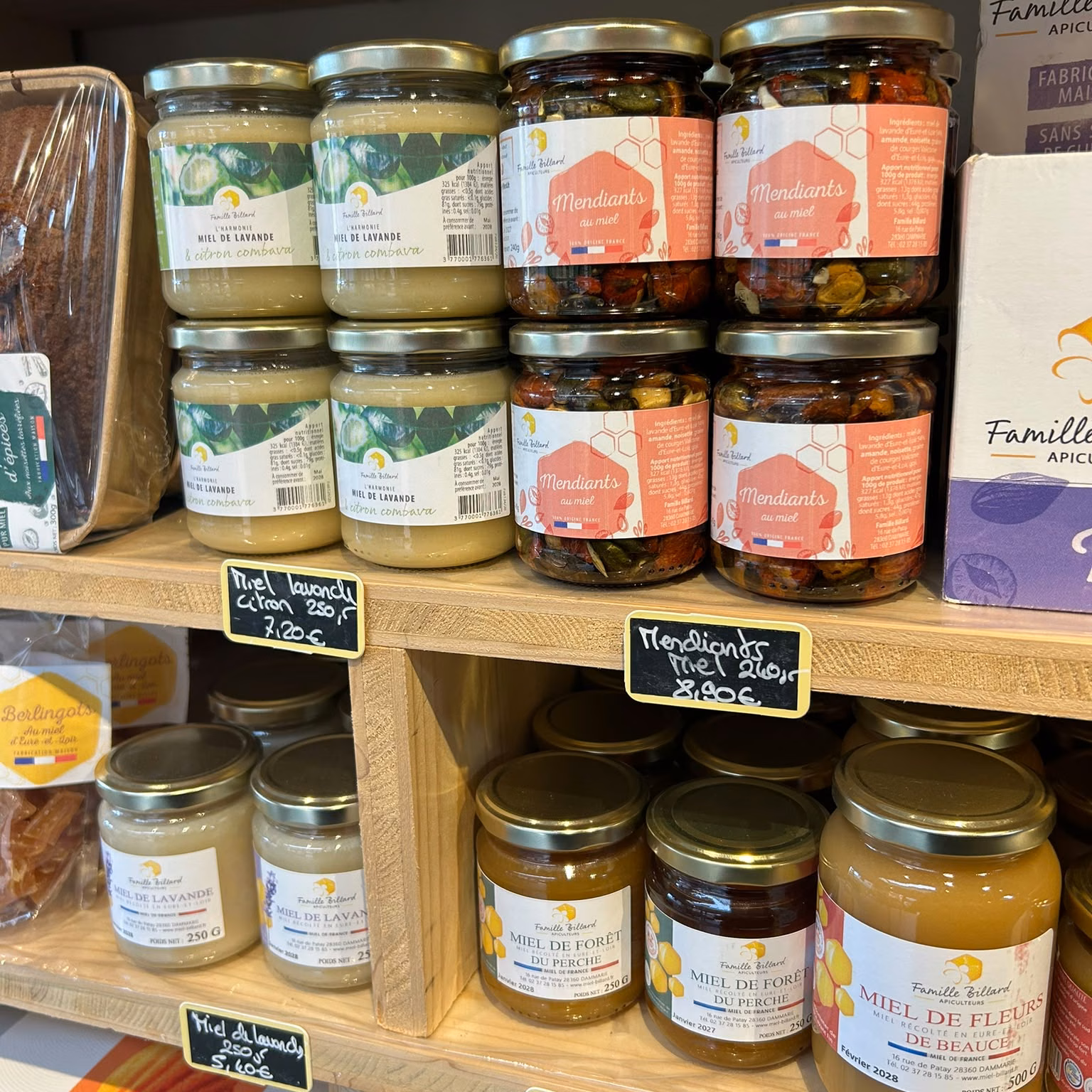 Pots de miel présentés en rayon