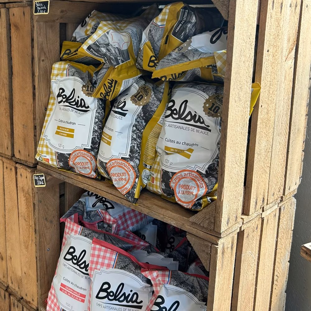 Sachets de chips Belsia dans les casiers de la boutique