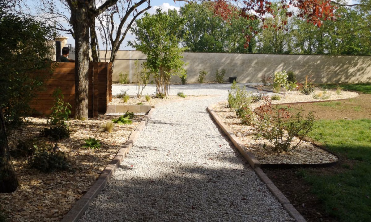 Cheminement aménagé dans un jardin