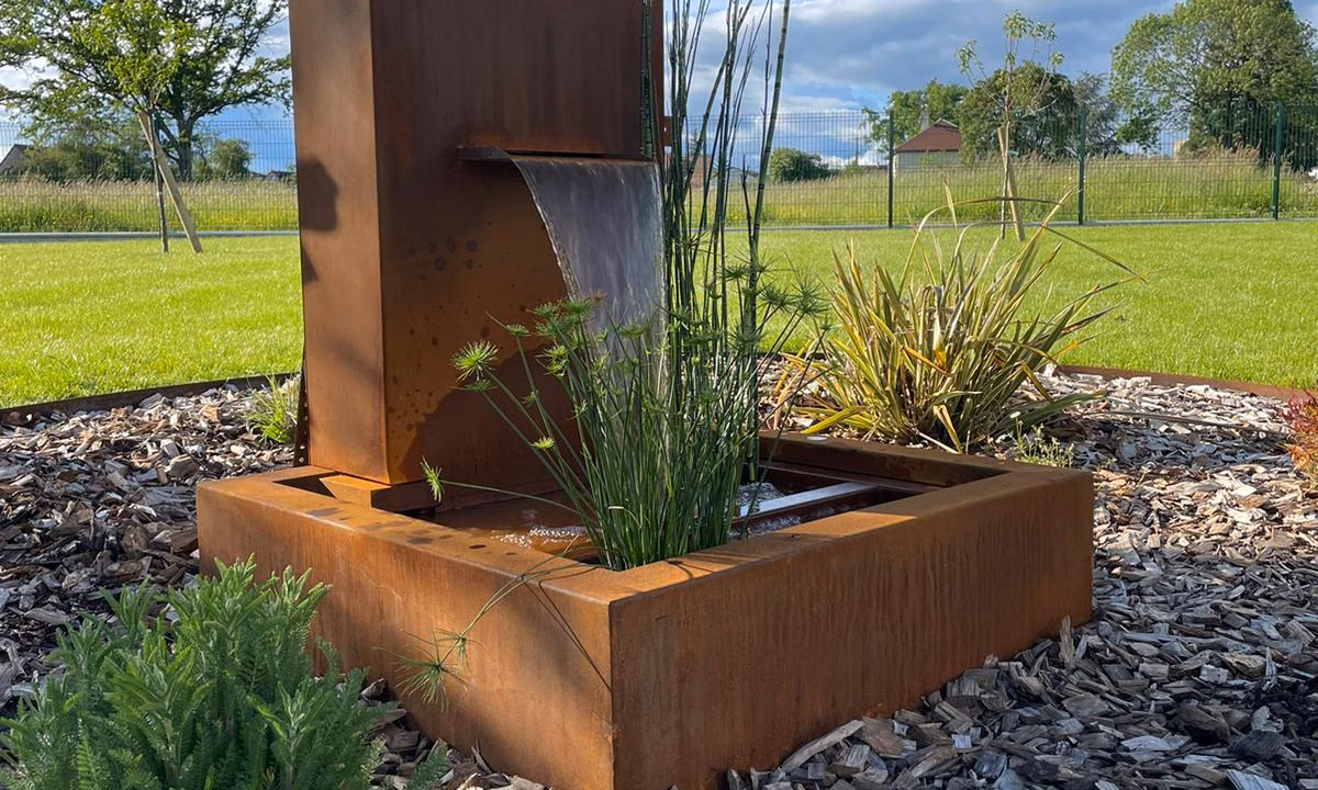Fontaine en métal dans un jardin