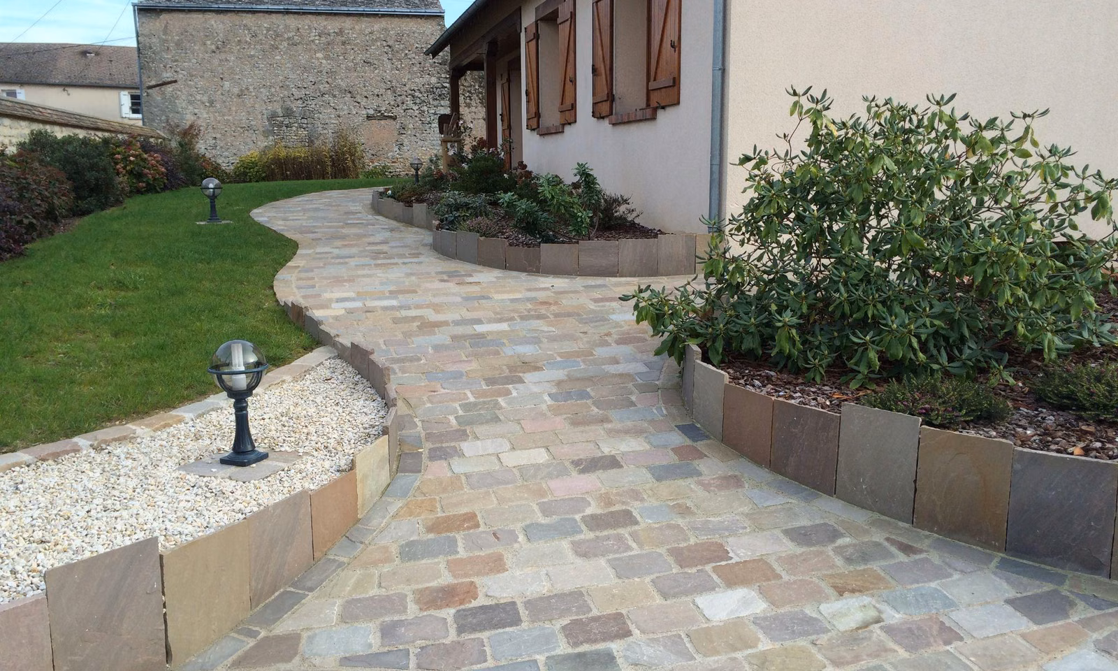Terrasse dallée au pied d’une maison