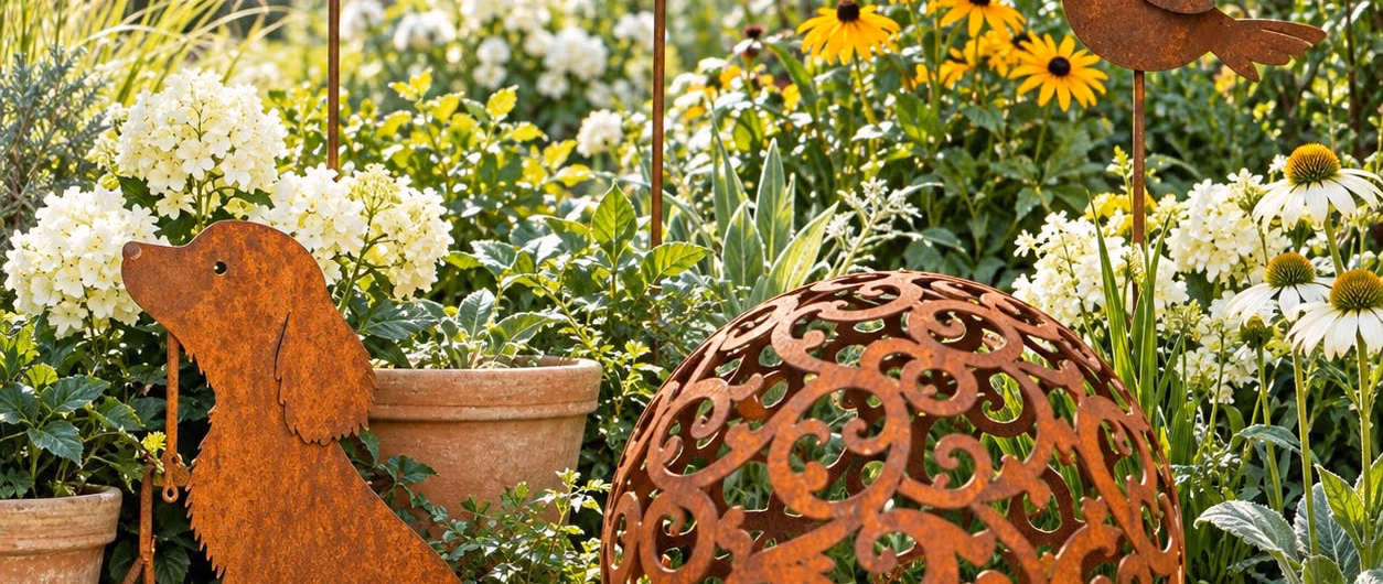 Objets décoratifs en métal parmi les végétaux