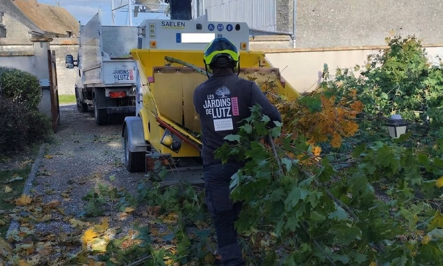 Évacuation de branches avec un broyeur