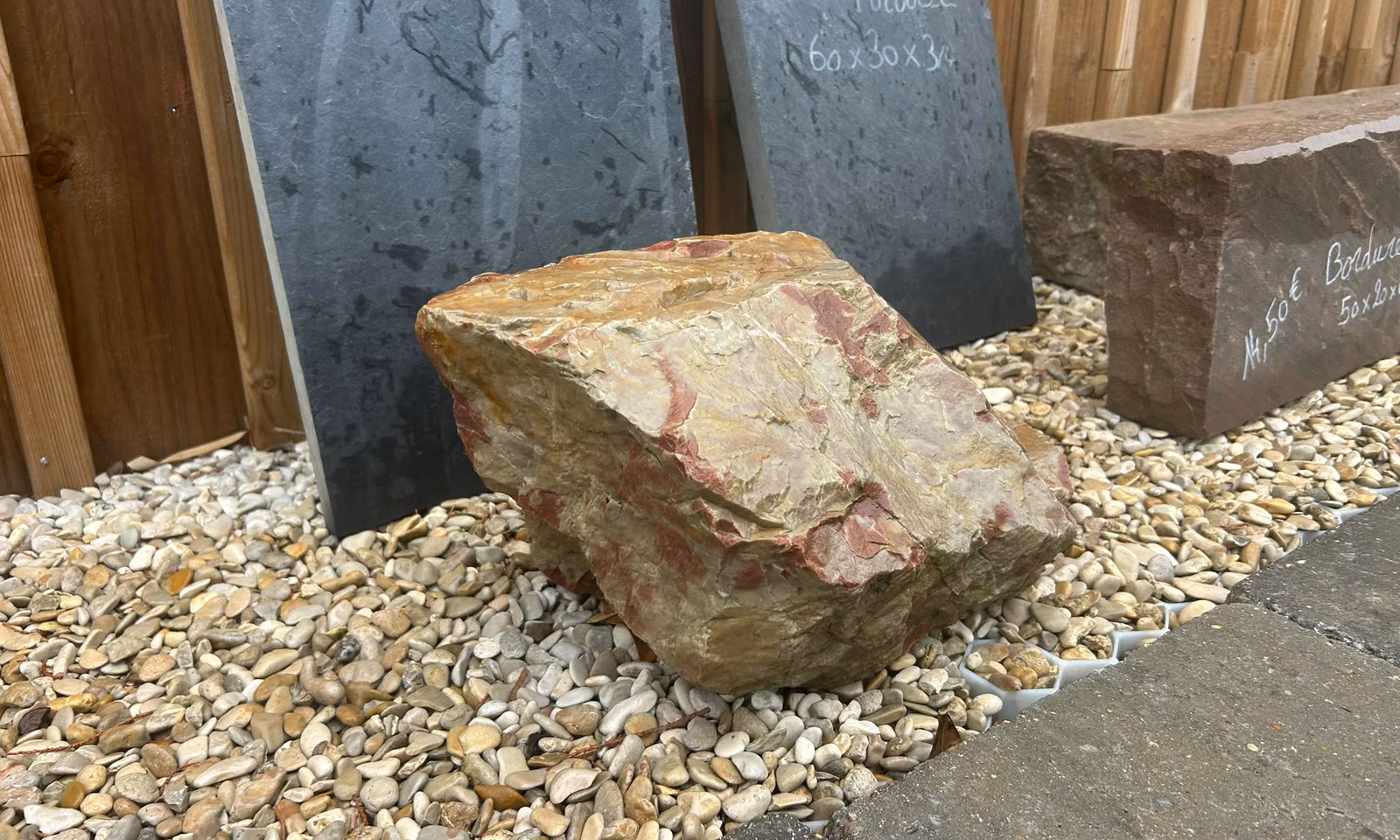 Bloc de grès sur des gravillons