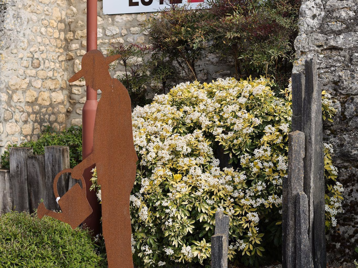 Panneaux décoratifs et végétaux dans un jardin