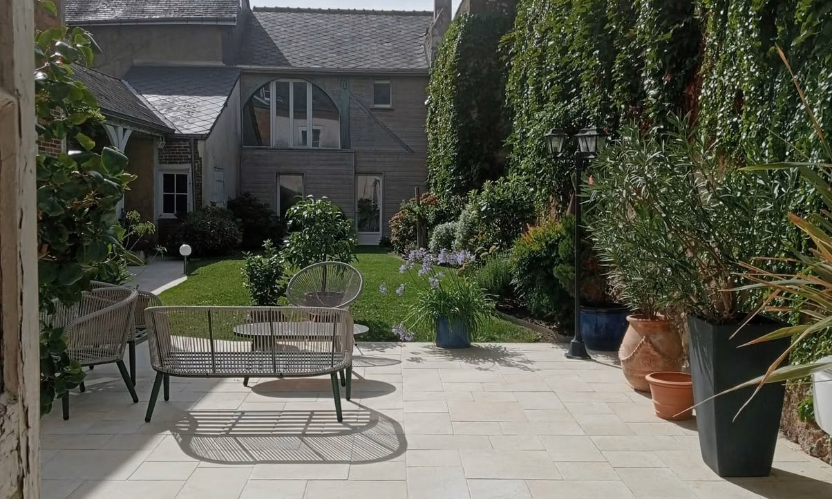 Jardin avec pelouse et mobilier extérieur