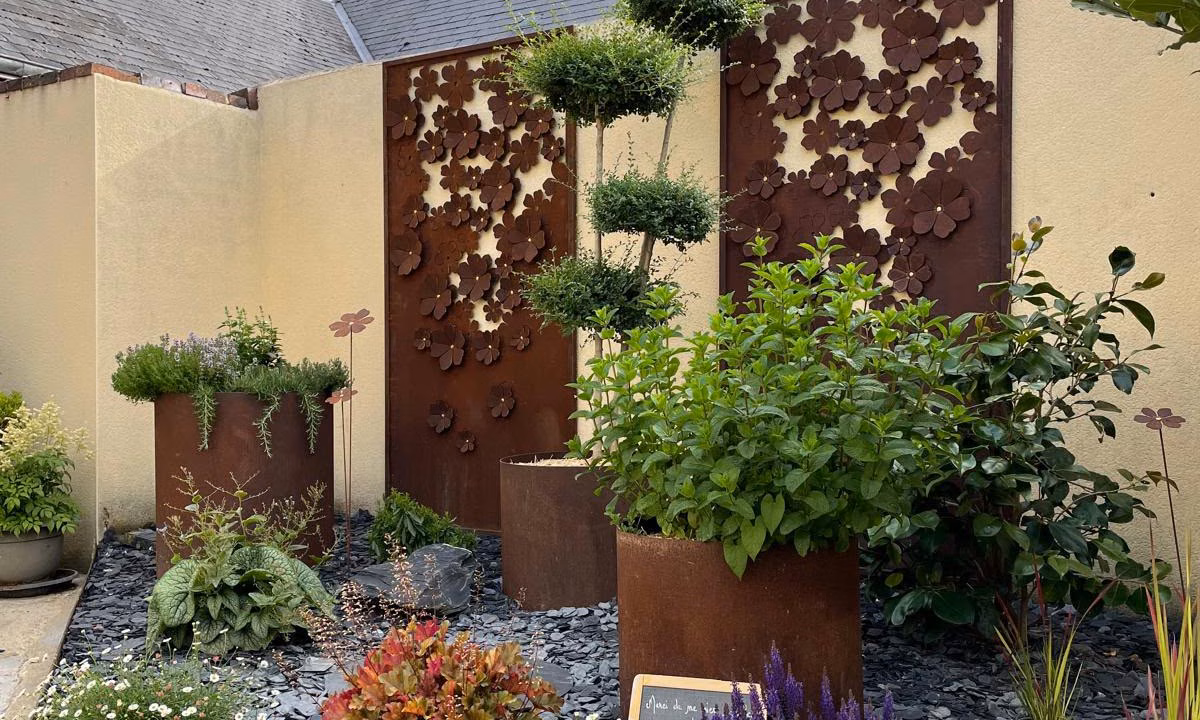 Végétaux en pots et panneaux décoratifs sur une terrasse