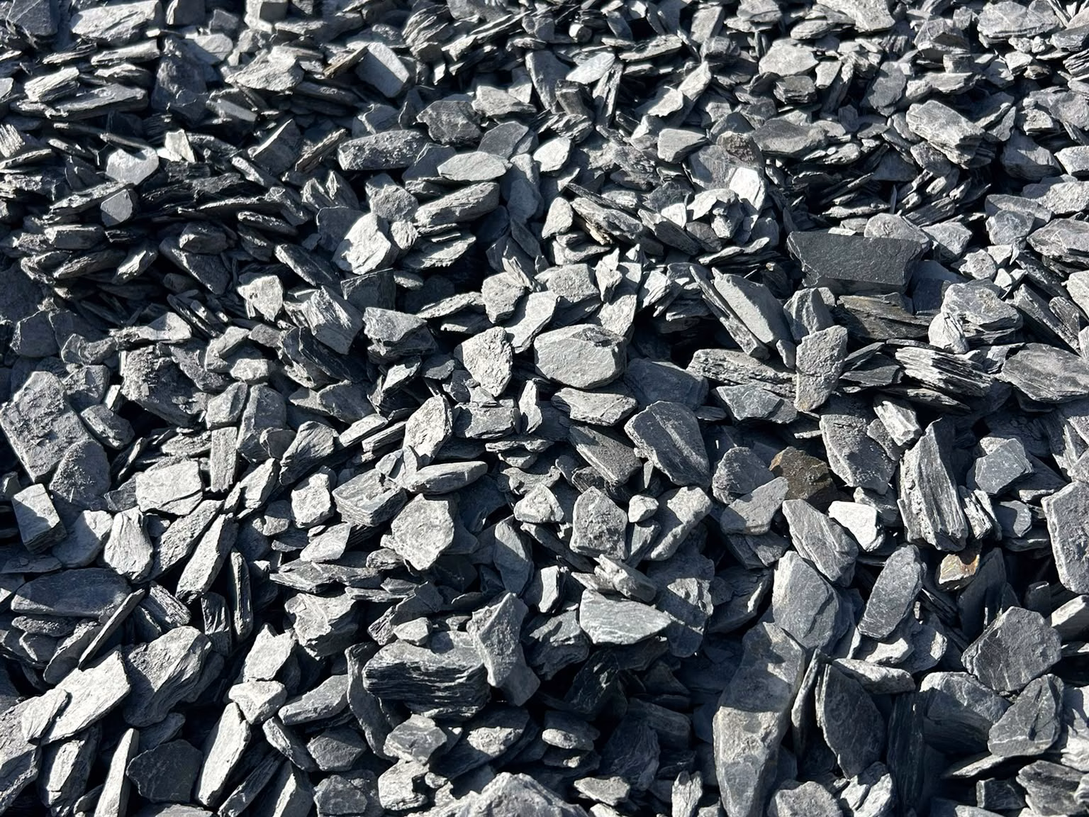 Paillettes d’ardoise pour le paillage minéral